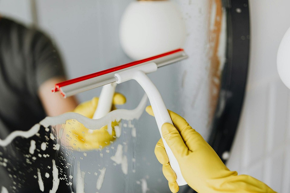 Как помыть зеркало без разводов: средства и методы для чистки в домашних условиях4