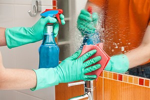 Как помыть зеркало без разводов: средства и методы для чистки в домашних условиях0