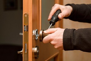 Как снять дверную ручку межкомнатной двери: пошаговые инструкции для разных механизмов0