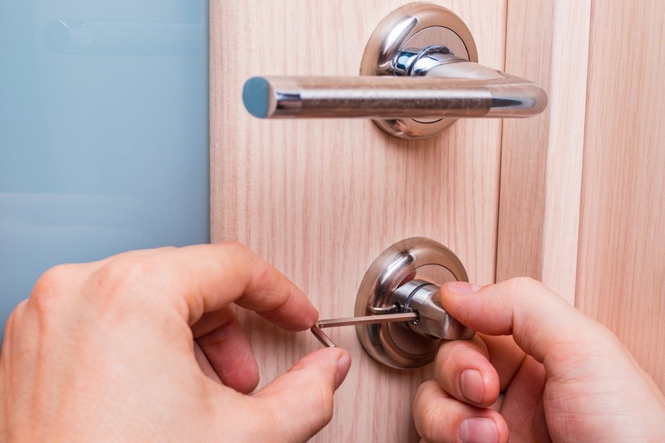 Как снять дверную ручку межкомнатной двери: пошаговые инструкции для разных механизмов6