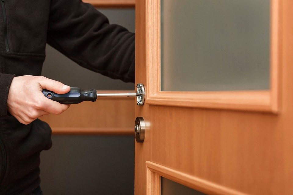 Как снять дверную ручку межкомнатной двери: пошаговые инструкции для разных механизмов3