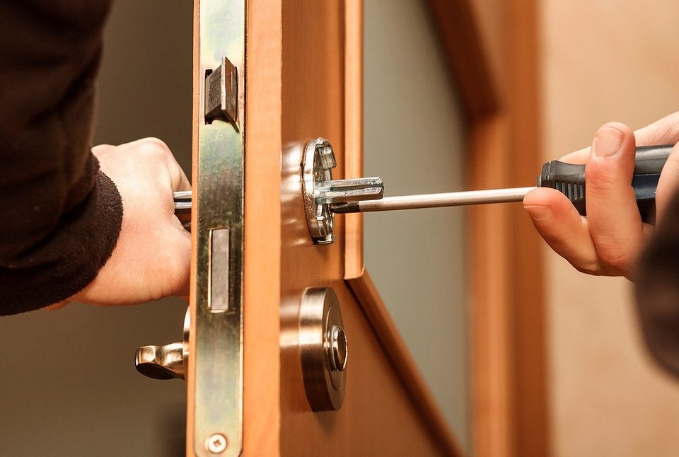 Как снять дверную ручку межкомнатной двери: пошаговые инструкции для разных механизмов1