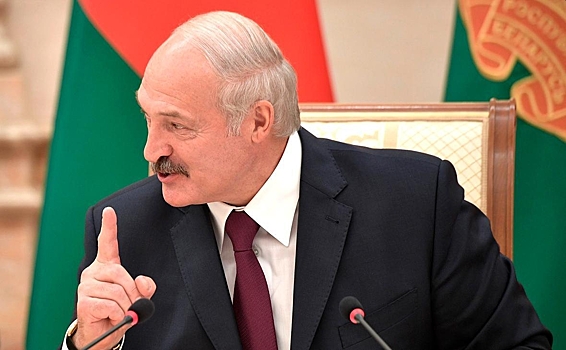 Лукашенко попросил военных не пропустить угрозы на западном направлении