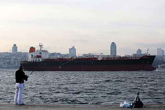Нефтяной танкер перевернулся у берегов Омана