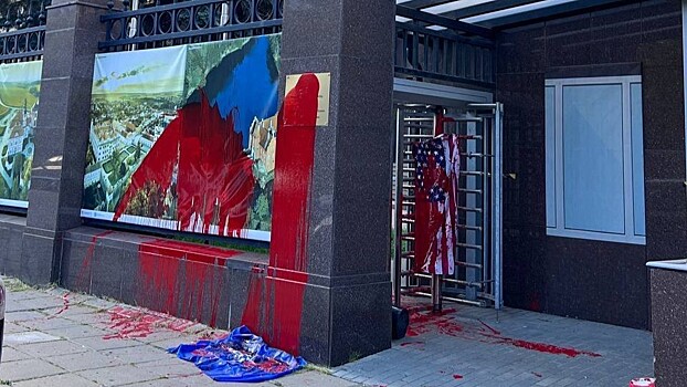 Посольство страны ЕС в Москве облили красной краской