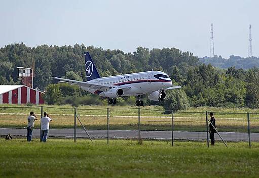 Самолет Sukhoi Superjet прервал взлет из-за неисправности
