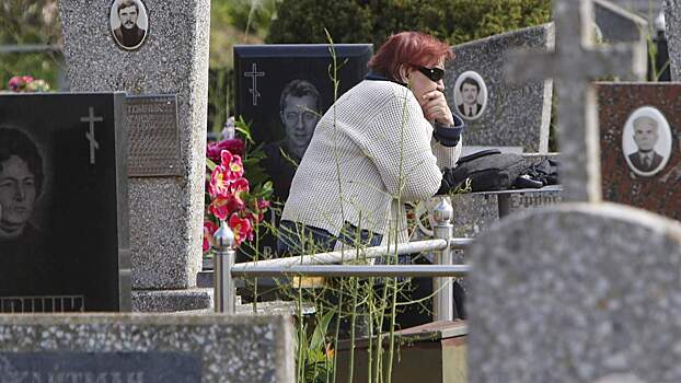 Подростки устроили погром на кладбище