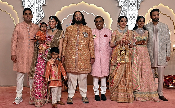 СМИ назвали стоимость свадьбы сына индийского миллиардера Амбани