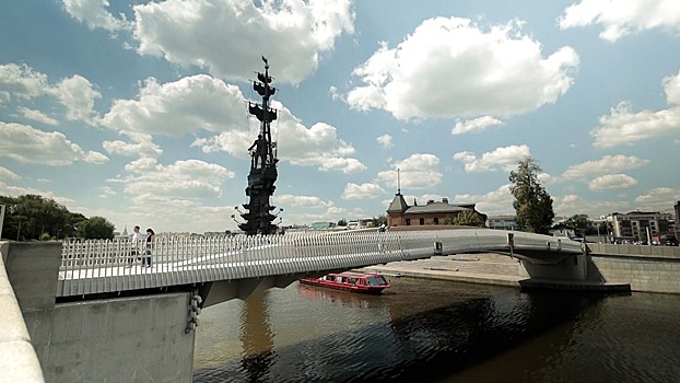 Собянин открыл мост у памятника Петру I с 36-метровой лавкой