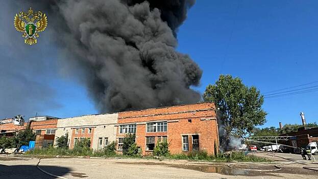 Спасатели локализовали пожар в здании цеха в Химках