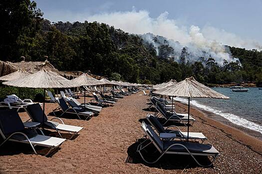 Туристическое судно сгорело у берегов турецкого курорта