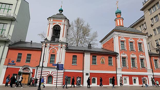 Полиция разыскивает девушек, станцевавших возле храма в Москве