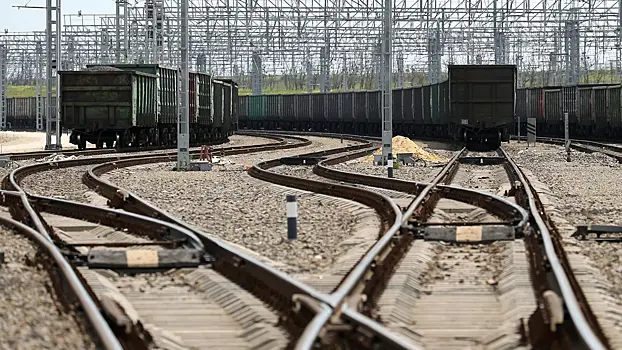 Грузовой поезд сошел с рельсов в Петербурге