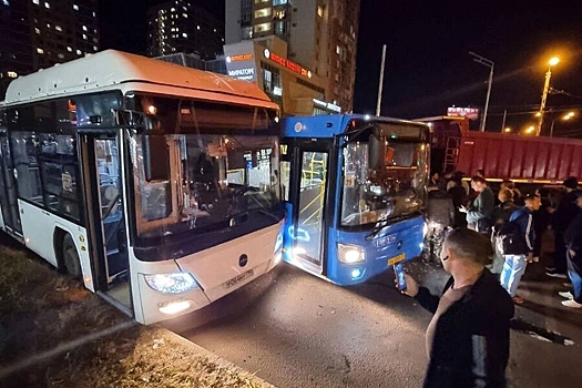 В Подмосковье произошла авария с автобусами, грузовиком и такси