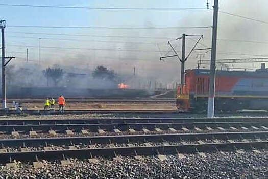 Из-за пожара под Воронежем пришлось остановить поезд