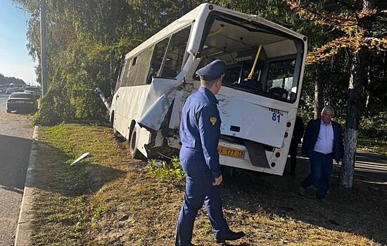 В ДТП с автобусом в Ульяновске пострадали 13 человек