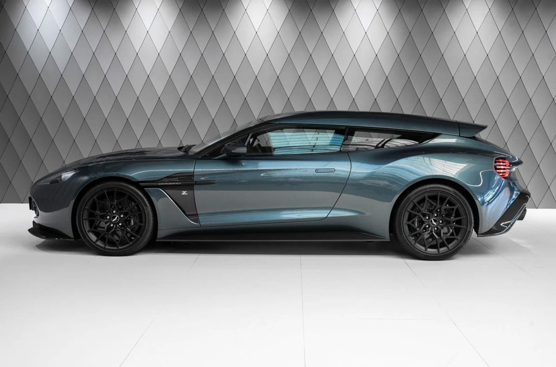 В Москве за 115 миллионов рублей продают редкий Aston Martin Vanquish Zagato3