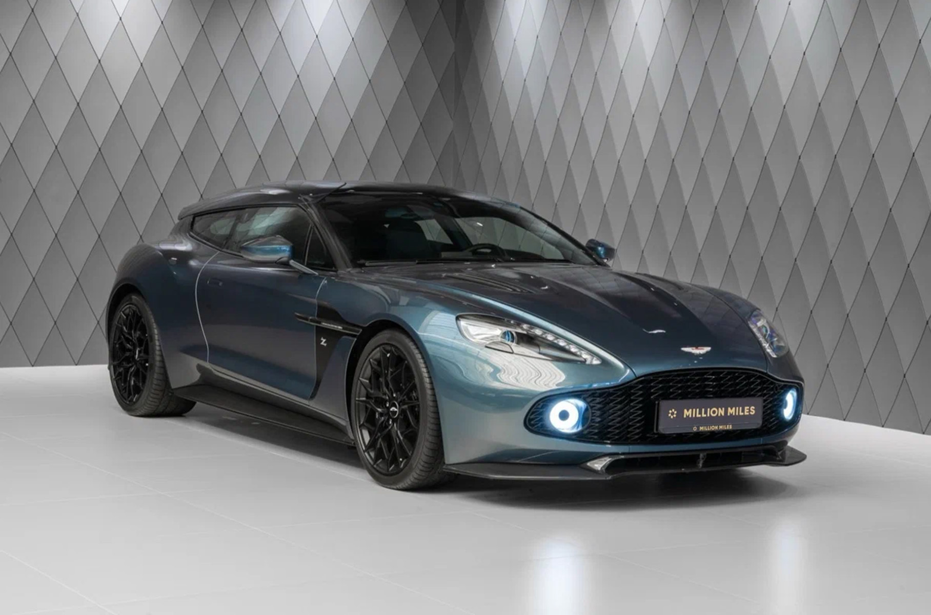 В Москве за 115 миллионов рублей продают редкий Aston Martin Vanquish Zagato1