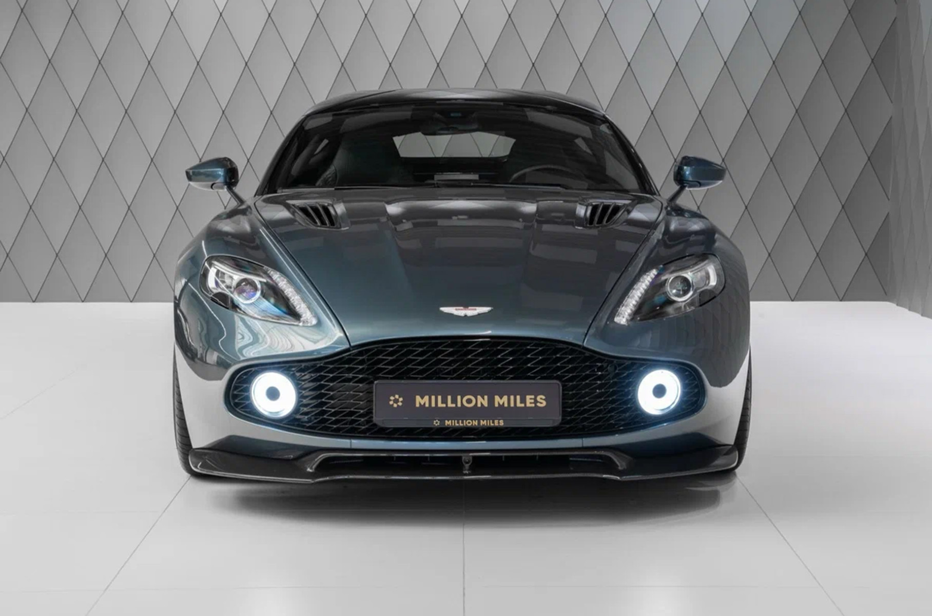 В Москве за 115 миллионов рублей продают редкий Aston Martin Vanquish Zagato2