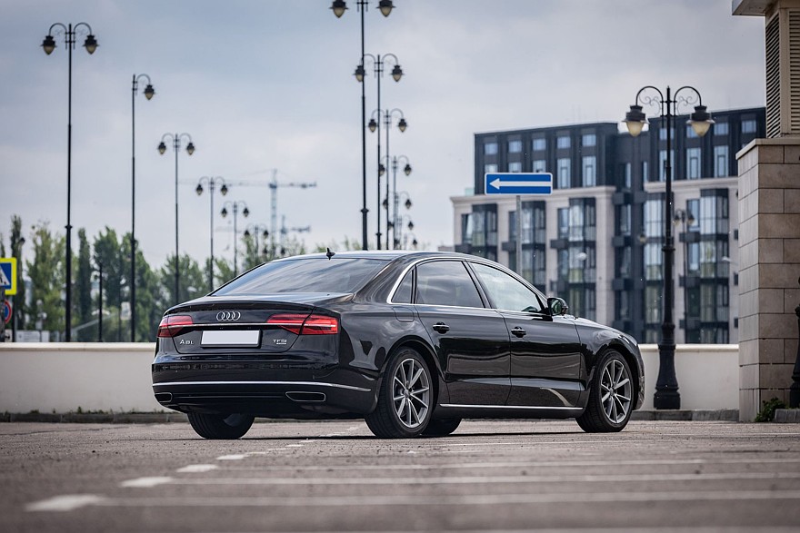 Audi A8 III (D4/4H) c пробегом: лобовое за 500 тысяч, фара за 800 и светодиоды по 15 рублей15