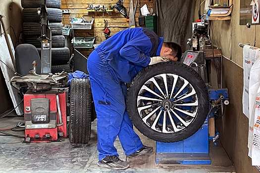 Автоэксперт объяснил, чего нельзя позволять мастерам в шиномонтаже