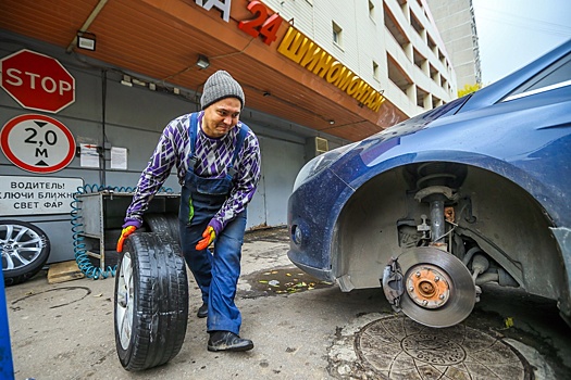 Дептранс порекомендовал водителям начать менять летнюю резину на зимнюю