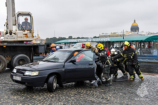 В Петербурге автомобиль без водителя скатился в Неву