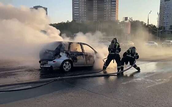 В Тольятти на перекрестке полностью сгорел легковой автомобиль