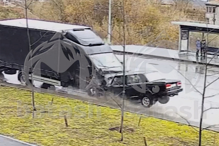 На видео попал момент лобового тарана «семерки» и грузовика в Башкирии1