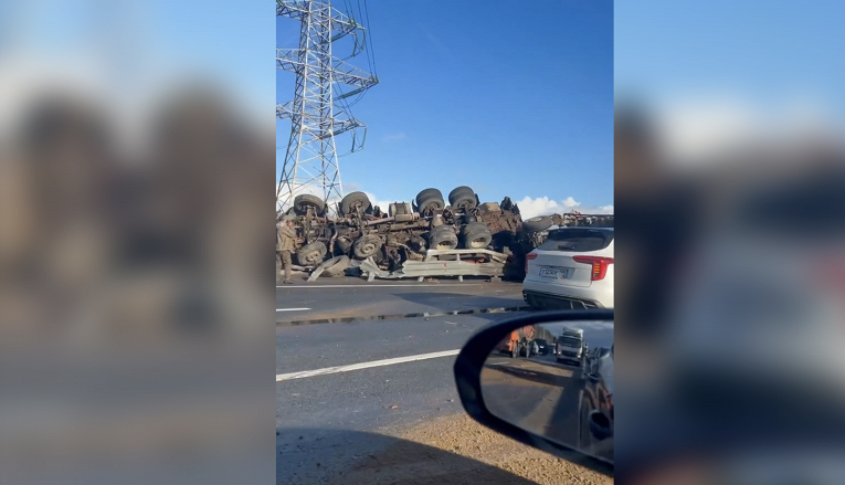 Под Петербургом автокран и самосвал опрокинулись и заблокировали КАД0