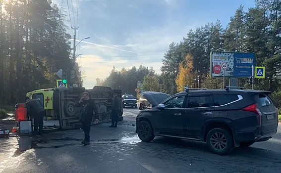 Под Петербургом в результате ДТП перевернулась машина скорой помощи