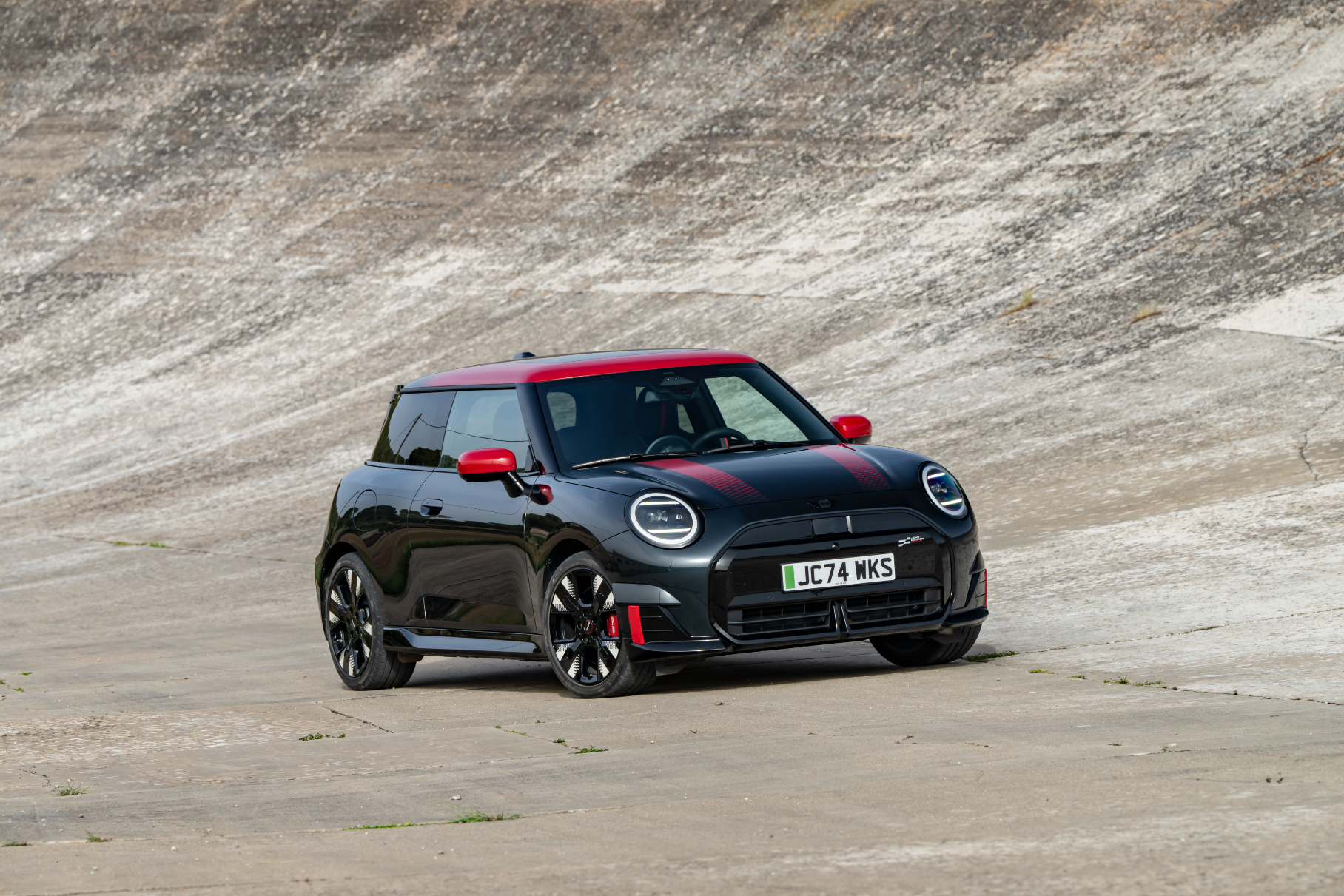 Представлены «заряженные» MINI Cooper и Aceman JCW2