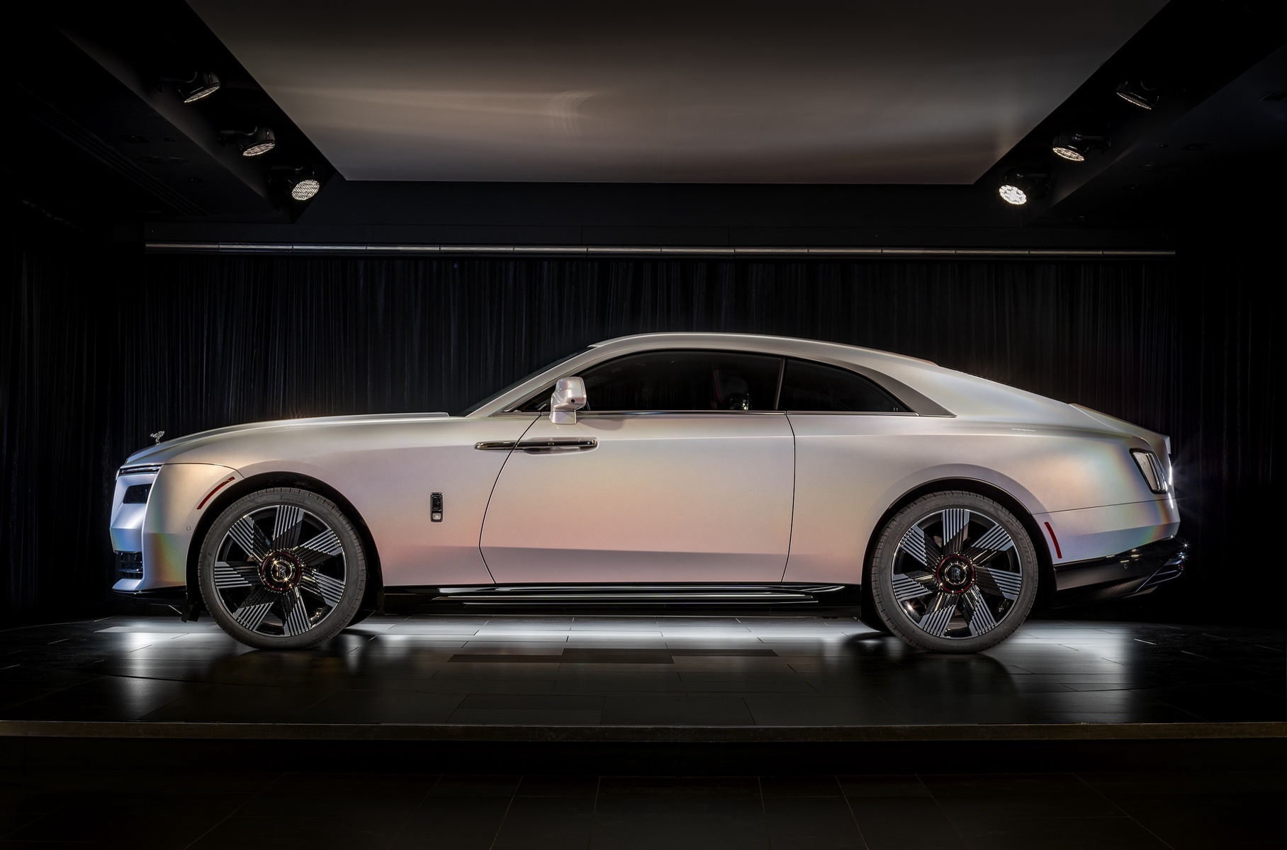 Rolls-Royce окрасил купе Spectre в цвета лунного гало1