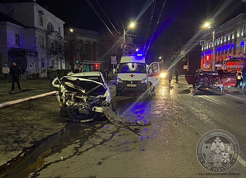 Шесть человек пострадали в жестком лобовом ДТП с такси в Кузбассе