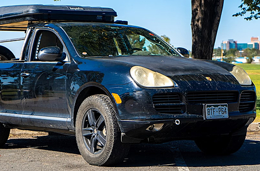 Старый Porsche Cayenne превратили в дом на колесах в кузове пикап