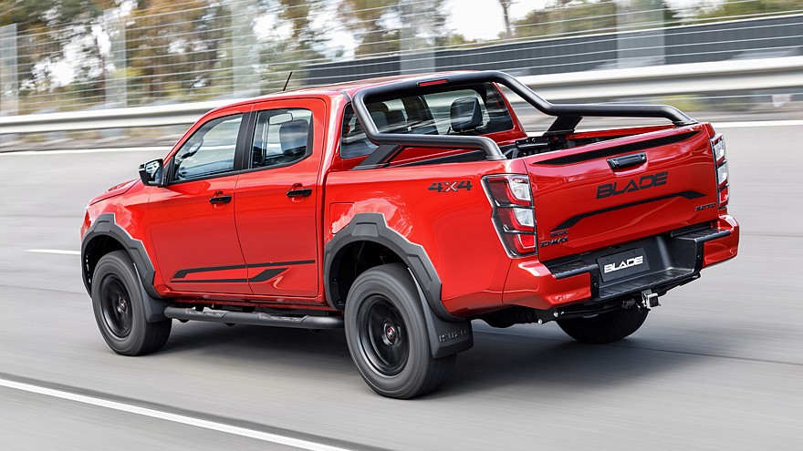 У пикапа Isuzu D-Max появилась новая топовая версия Blade, цена известна3