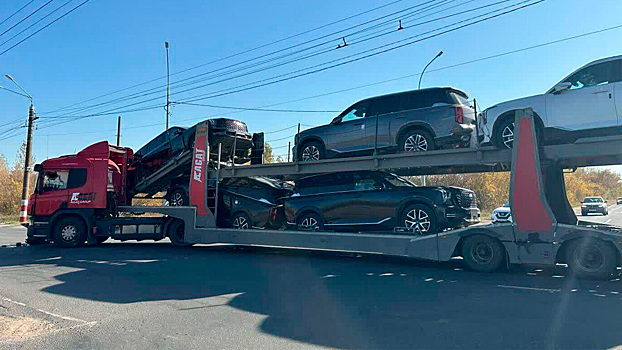 В Дзержинске автовоз с китайскими кроссоверами протаранил грузовик