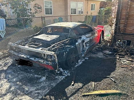 В Калифорнии сгорела Ferrari Testarossa