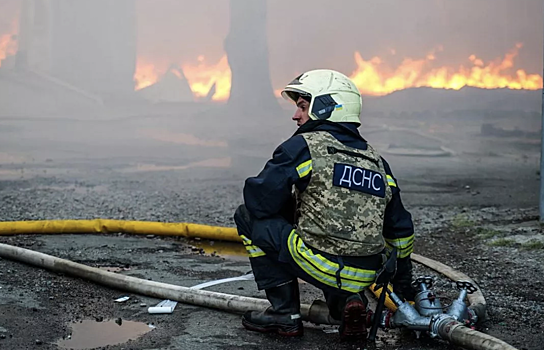 В порту Одессы начался сильный пожар после ракетного удара