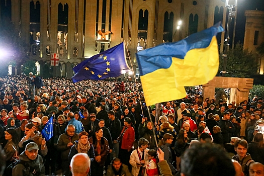 В Тбилиси митингующие напали на мужчину, решив, что он русский