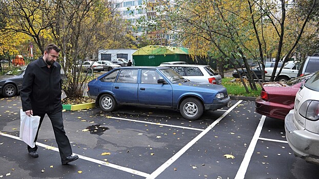 Водителям рассказали, что делать, если во дворе поцарапали машину