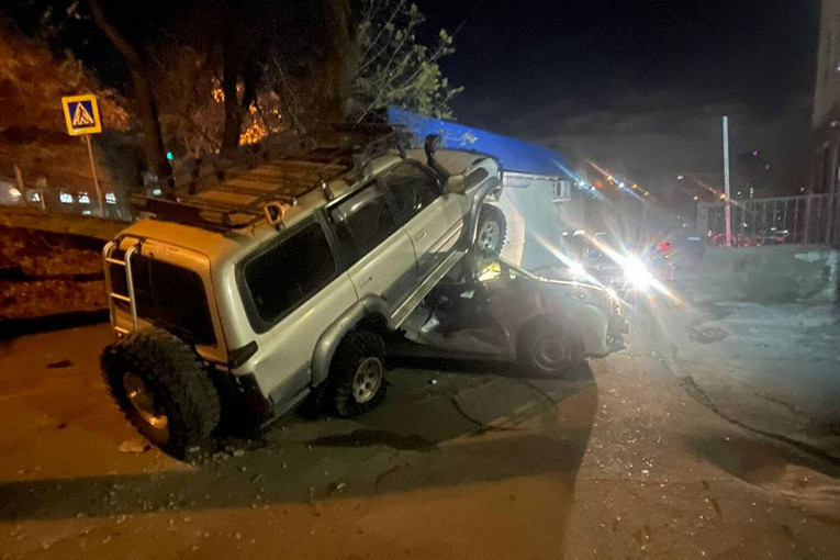 Во Владивостоке женщина «припарковала» свой внедорожник на крыше легковушки1