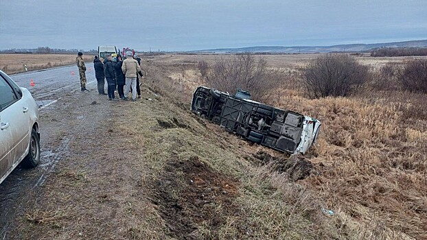 Автобус с рабочими слетел с трассы под Красноярском