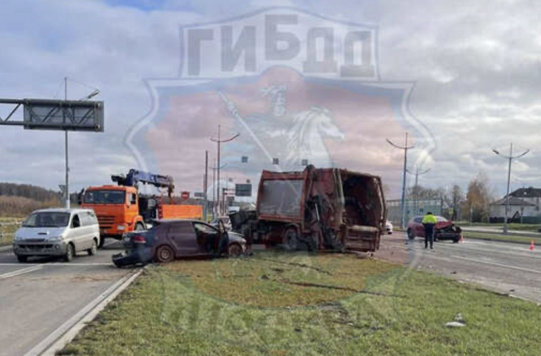 На видео попала жесткая авария с большегрузом в Новой Москве0