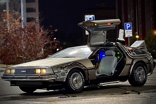 В России выставили на продажу DeLorean, стилизованный под "Назад в будущее"