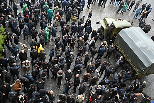 Начался демонтаж забора вокруг комплекса правительства в Сухуме