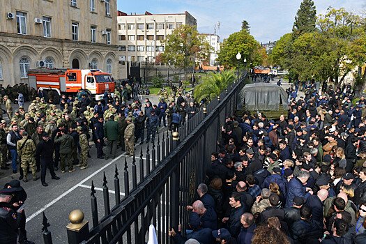 Стало известно о действиях президента Абхазии на фоне протестов в Сухуме