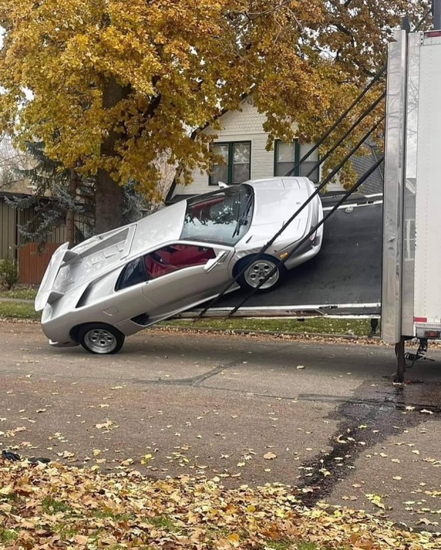 Упс! Lamborghini Diablo уронили с подъёмника1