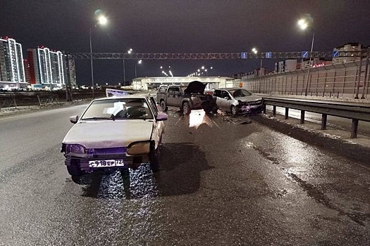 В двойном ДТП на тюменской трассе пострадали шесть человек