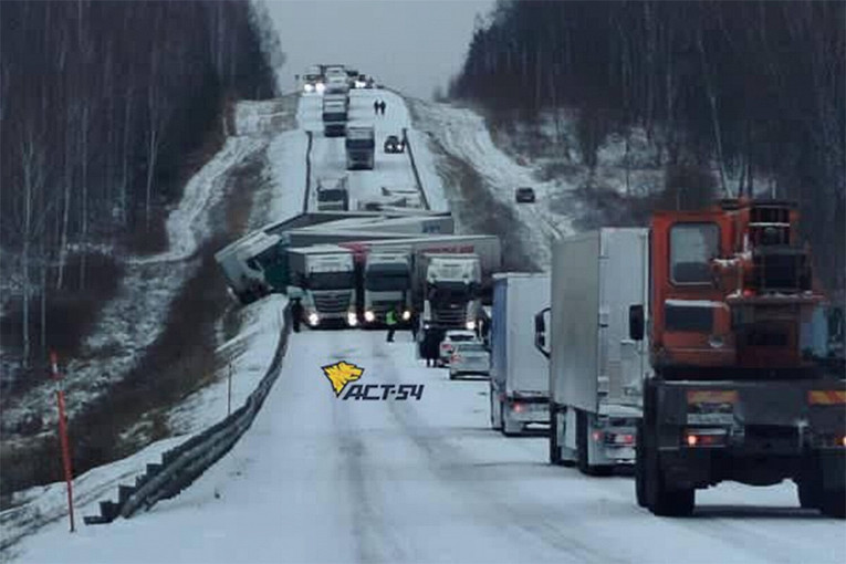 В Кемеровской области перекрыта трасса из-за ДТП с 18 машинами1